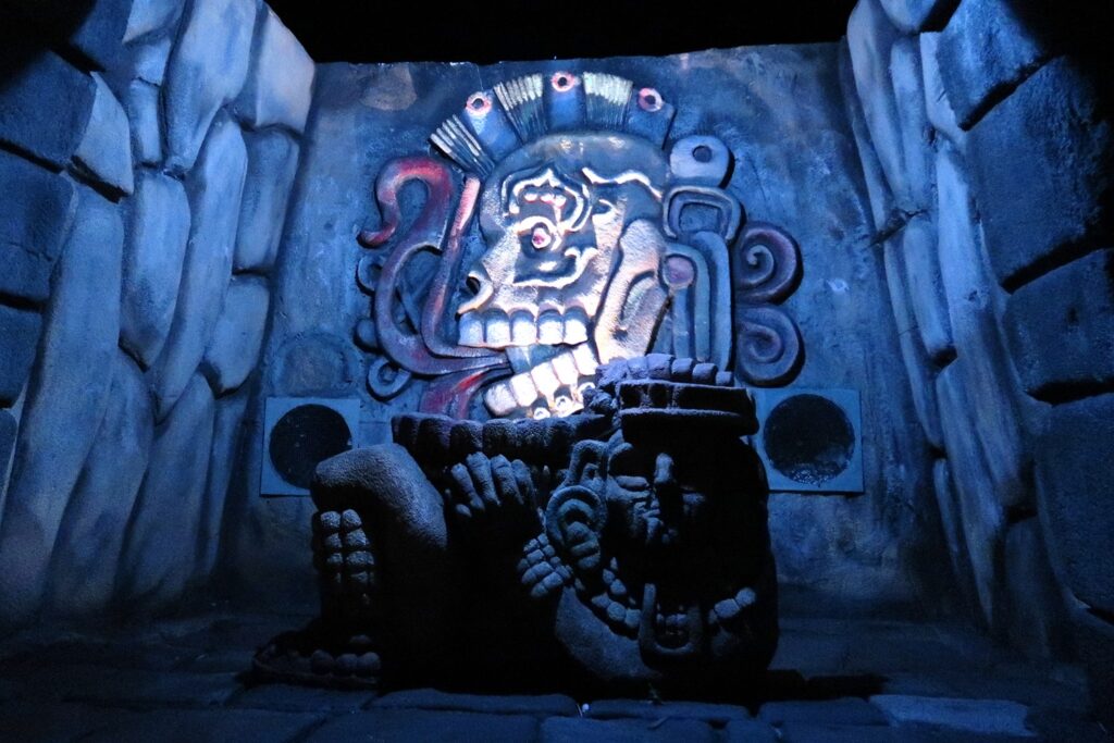 Aztec chacmool in the cave. In the background the vents for the wind effect (© Dark Ride Database)