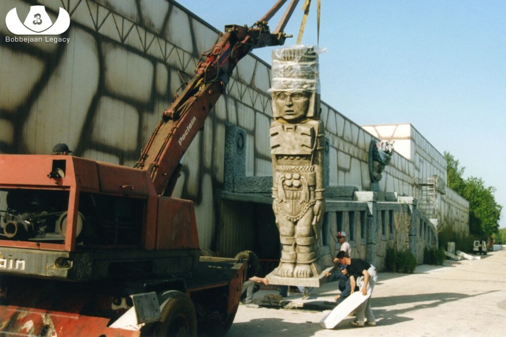 Toltec warrior being brought in by crane (© Bobbejaan Legacy)