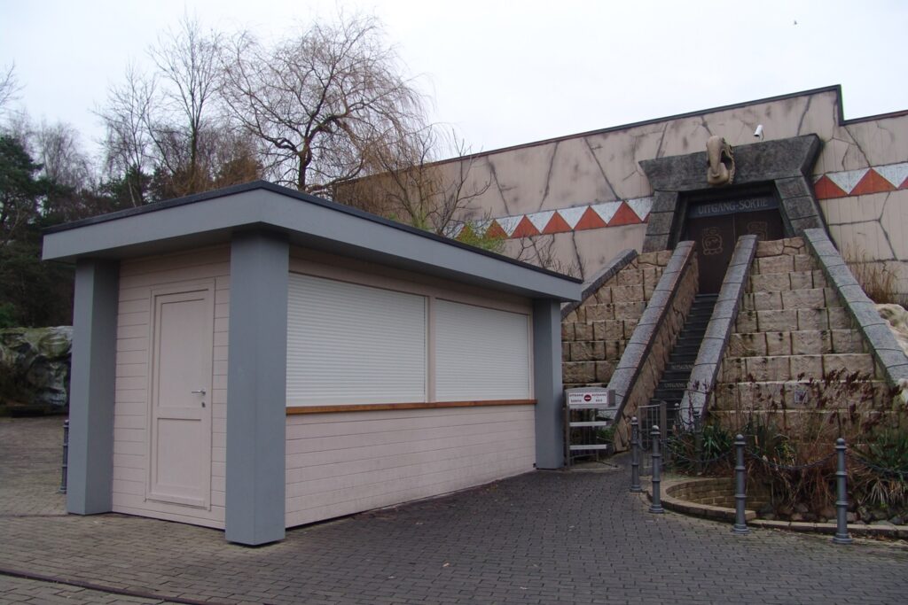 Newly added photo kiosk in the winter of 2003-2004 (© Dark Ride Database archive)