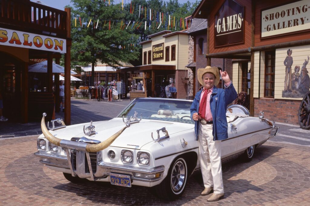 Bobbejaan and his Pontiac in Cowboy Town (© Bobbejaanland Nostalgie)