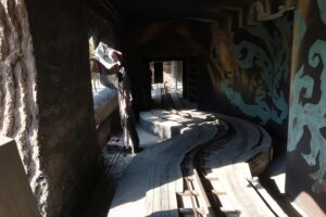 Grose Geisterbahn Backstage 09